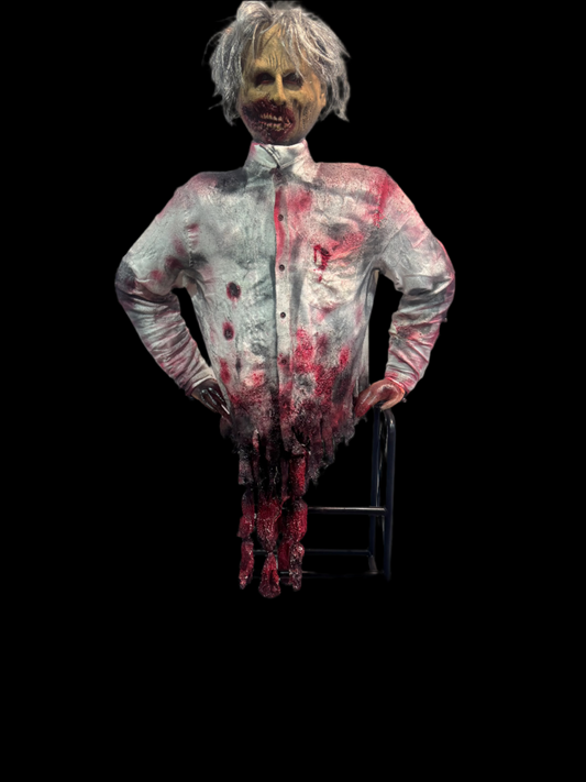Zombie auf einem Gehwagen mit Eingeweiden