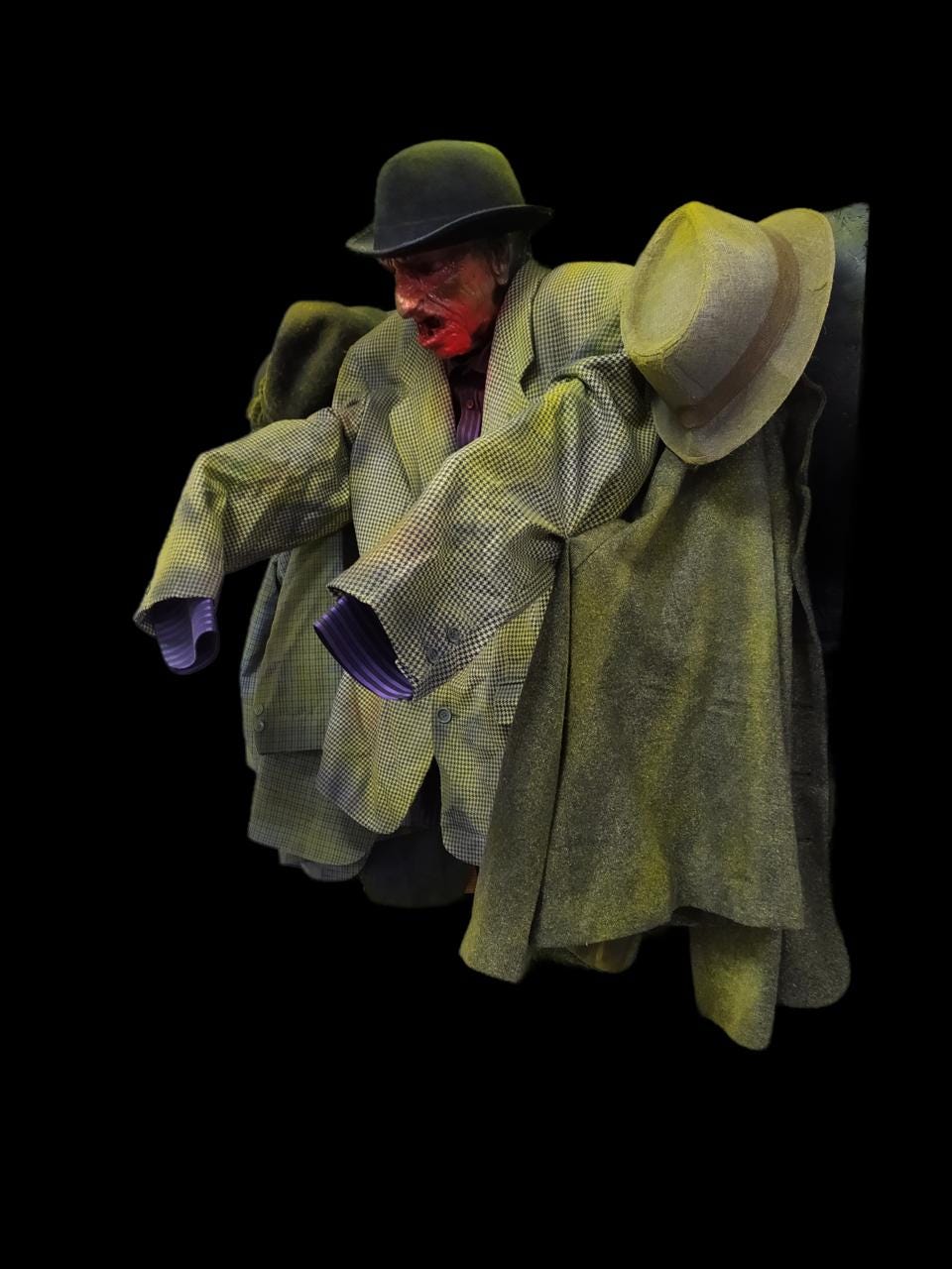 Moving animatronic life size "Hanger" for Haunted house, horror prop, halloween props, interactive, props replica